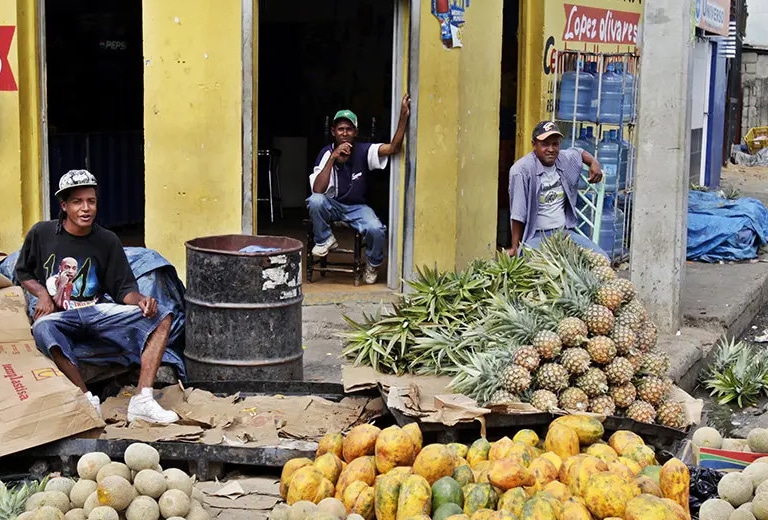 República Dominicana Mercado tradicional con venta de frutas en República Dominicana.