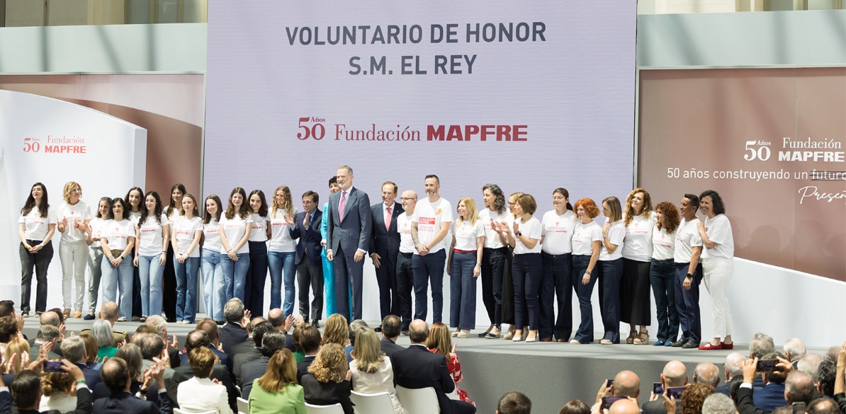 SM El Rey acompañado de Elma Saiz, ministra de Inclusión, Seguridad Social y Migraciones, Antonio Huertas, presidente de Fundación MAPFRE, José Luis Martínez-Almeida, Alcalde de Madrid, y una representación de los voluntarios de la fundación.