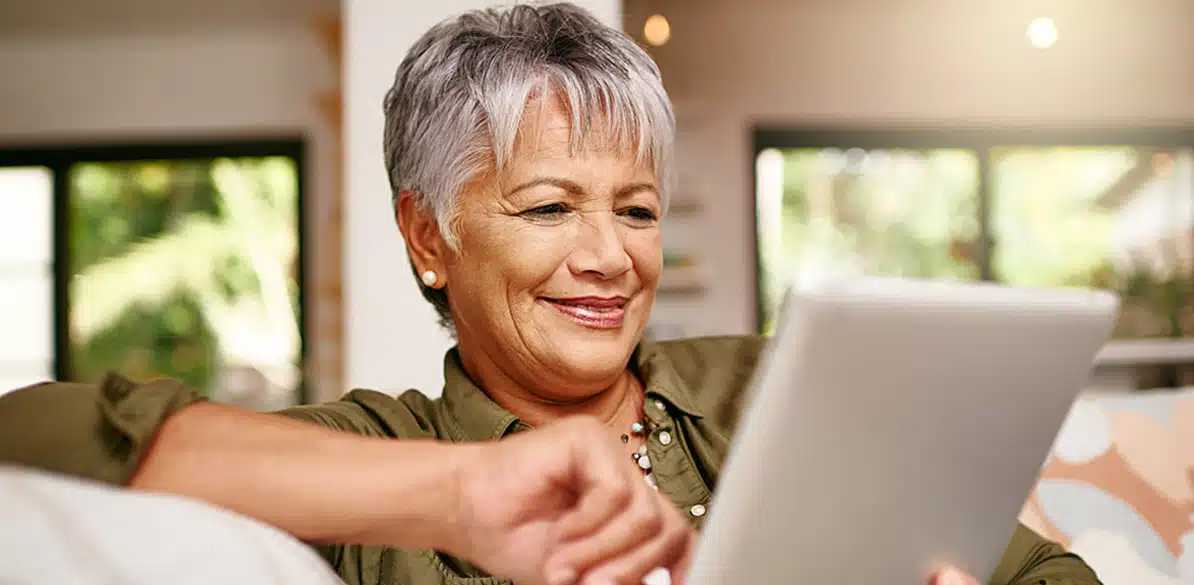 Mujer de mediana edad consultando una tablet