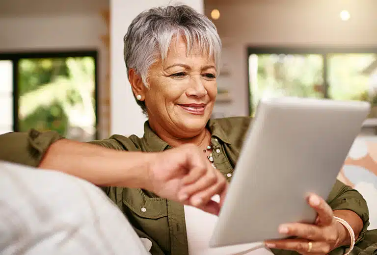 El 75% de los mayores de 55 años está conectado a internet, casi 20 puntos porcentuales más que hace cinco años