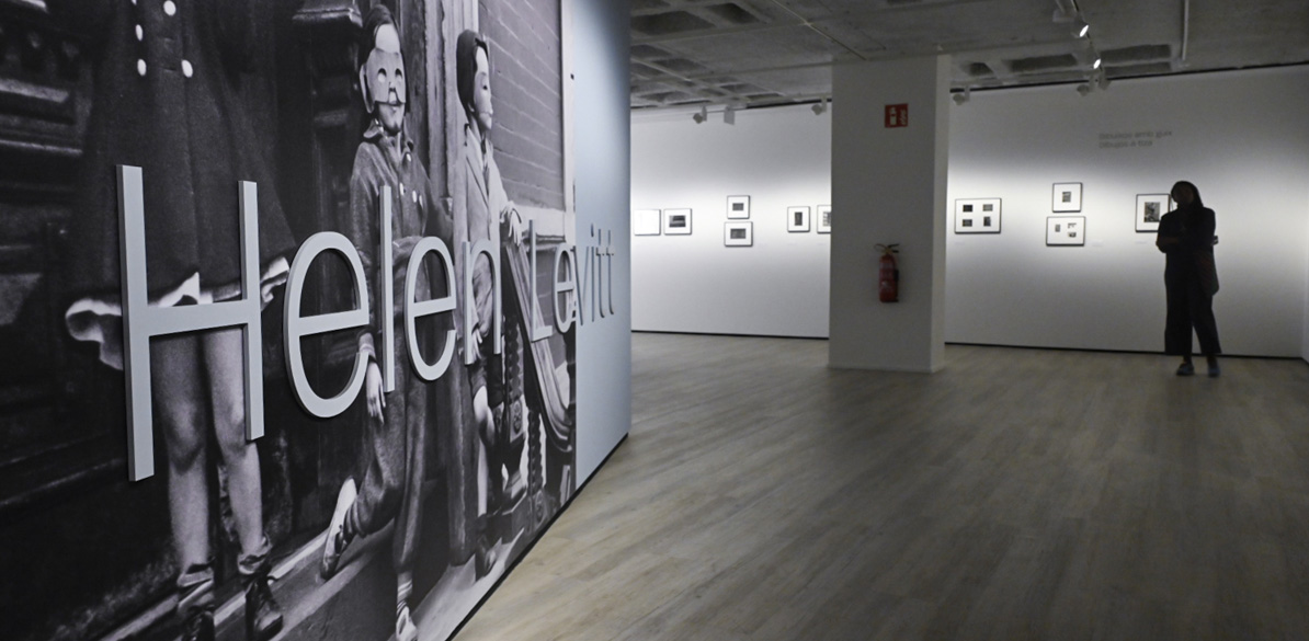 Imagen interior de la exposición de Helen Levitt en Fundación MAPFRE