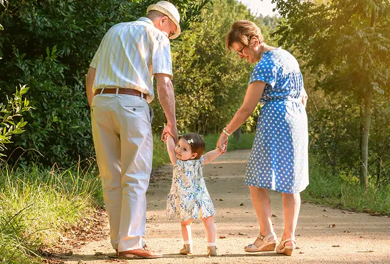 El 42% de los mayores de 55 años con nietos se ocupa de ellos al menos una vez a la semana
