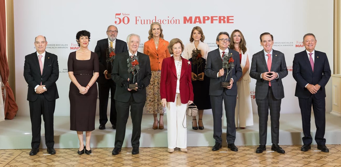 Fila superior a inferior, de izq. a der.: Alejandro Izuzquiza, Premio Internacional de Seguros Julio Castelo Matrán; S.A.R. Doña Elena, Cesarina Fabian, directora de Hábitat para la Humanidad República Dominicana; Elvira Vega, directora general de Fundación MAPFRE; José Manuel Inchausti, vicepresidente primero de Fundación MAPFRE; Elma Saiz, ministra de Inclusión, Seguridad Social y Migraciones de España; João Carlos Martins, Premio a Toda una Vida Profesional José Manuel Martínez; Su Majestad Doña Sofía; Juan Manuel Buergo, presidente general internacional de la Sociedad de San Vicente de Paúl; Antonio Huertas, presidente de Fundación MAPFRE, y Francisco José Marco Orenes, vicepresidente segundo de Fundación MAPFRE