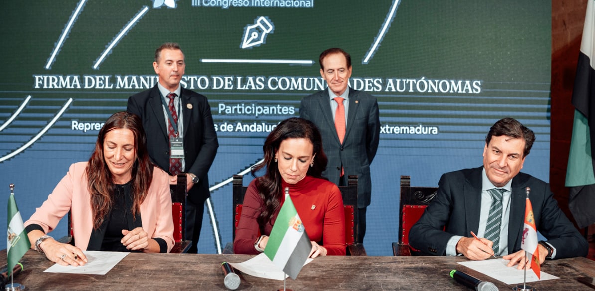 Loles López Gabarro, consejera de Inclusión Social, Juventud, Familias e Igualdad de Andalucía; Carlos Fernández Carriedo, consejero de Economía y Hacienda y portavoz de la Junta de Castilla y León, y Sara Gª Espada, consejera de Salud y Servicios Sociales de Extremadura, han rubricado esta declaración en el marco del ‘3er Congreso Internacional de la Economía Plateada’.