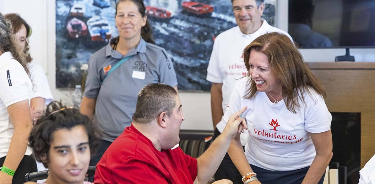 Voluntarios de Fundación MAPFRE con los usuarios del centro