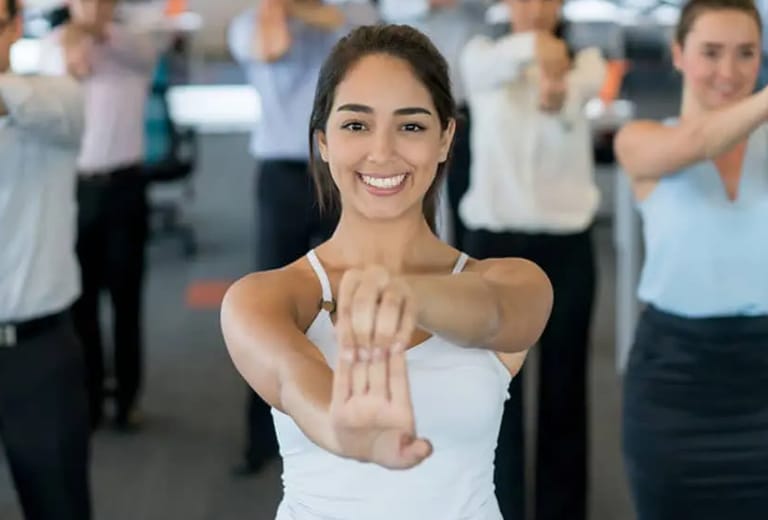 Mujer realizando ejercicios para promover hábitos saludables.