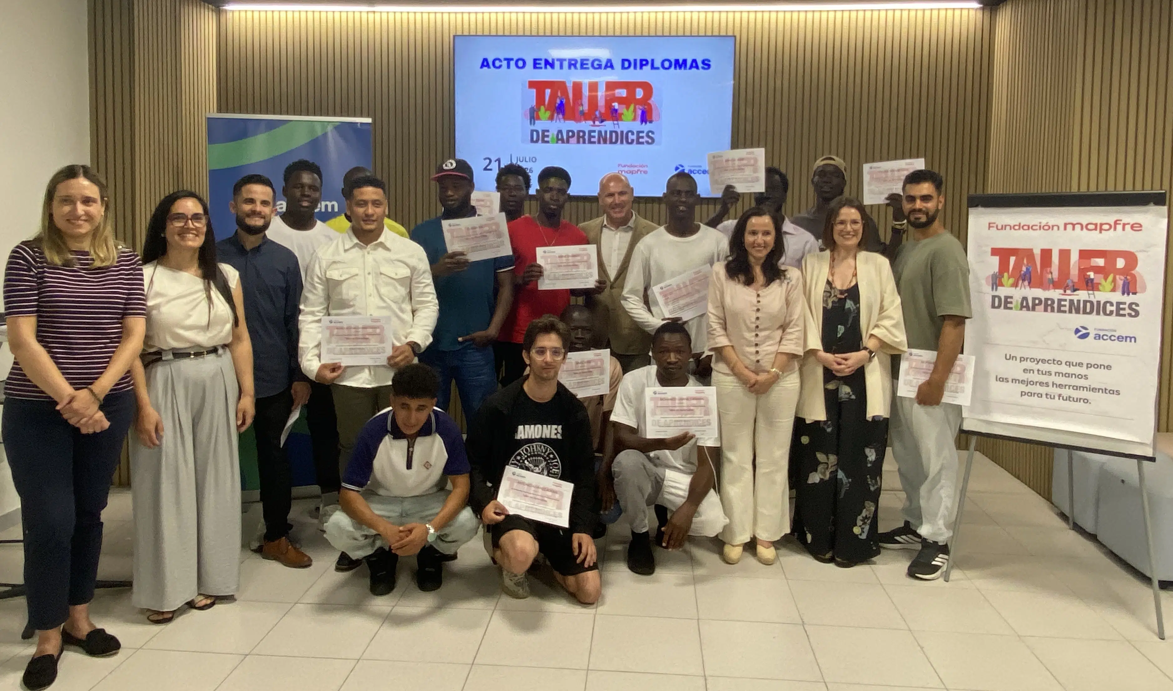 taller de aprendices En la imagen un grupo de personas durante el acto de entrega de diplomas