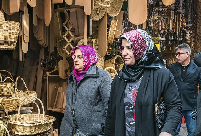Dos mujeres paseando por un mercado tradicional en Turquía
