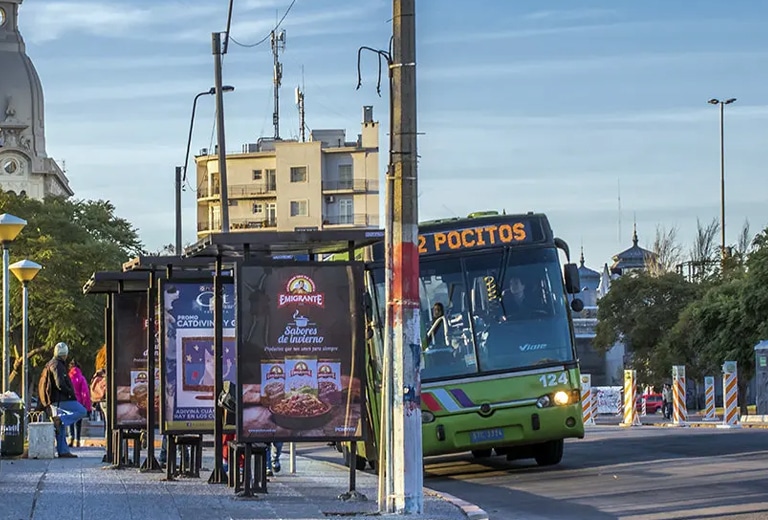 Uruguay Autobús circulando por una calle en Uruguay