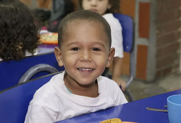 Venezuela Niño sonriendo durante una actividad escolar