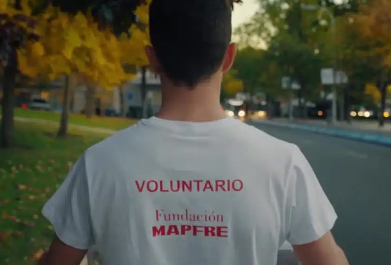 Voluntario de Fundación Mapfre de espaldas durante una actividad solidaria.