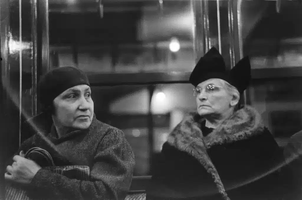 En la imagen dos mujeres en el metro