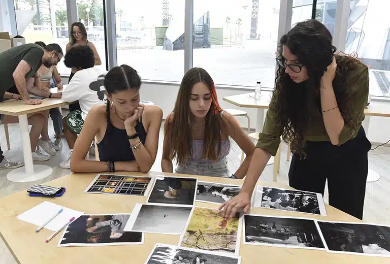 El programa Cuando la Fotografía es Arte está concebido para dotar a niños y jóvenes de un sencillo pero sólido conjunto de conocimientos