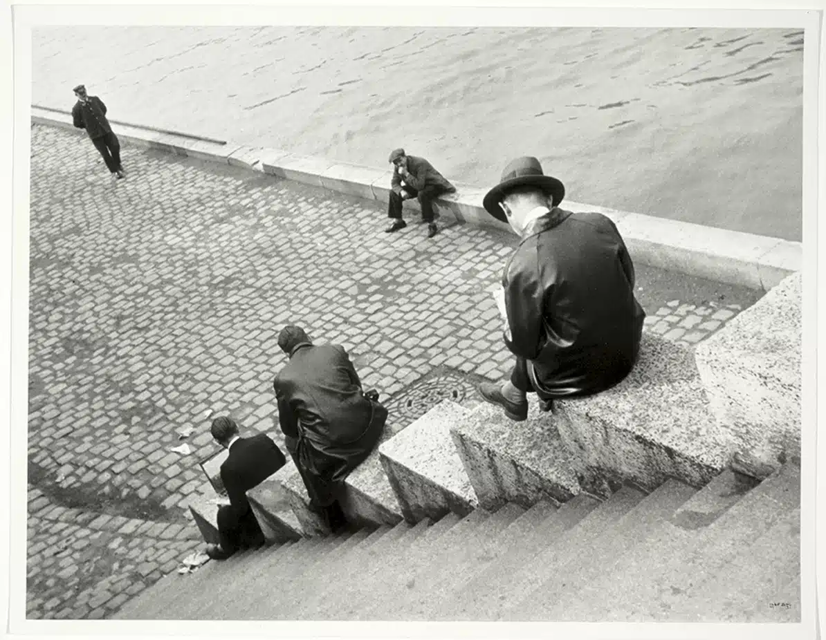 Ilse Bing Tres hombres sentados en las escaleras junto al Sena, 1931