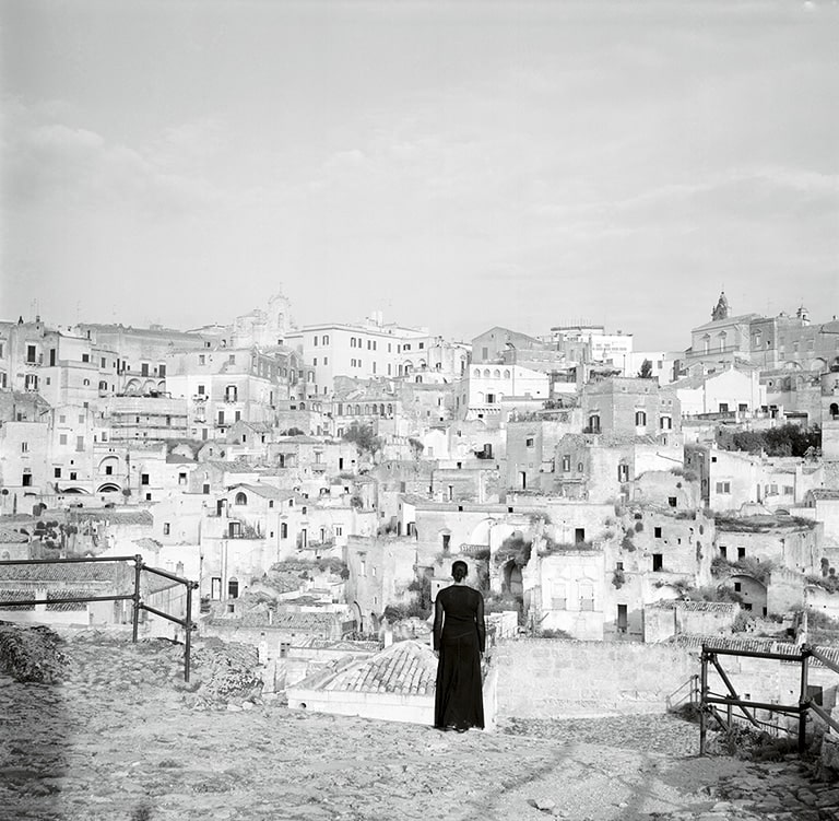 Carrie Mae Weems La orilla del tiempo. La Antigua Roma, de la serie “Deambulando”, 2006