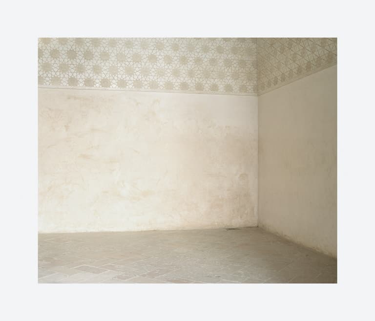 Bleda y Rosa Alcoba junto al Patio del Cuarto Dorado. Alhambra de Granada, 2005. Serie Estancias, 2001-2006