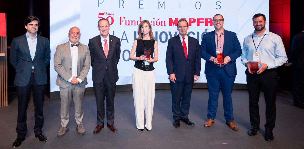 Gran final de la octava edición de los Premios Fundación MAPFRE a la Innovación Social Foto de grupo en los Premios Fundación MAPFRE a la Innovación Social, con un grupo diverso de pie juntos en el escenario.