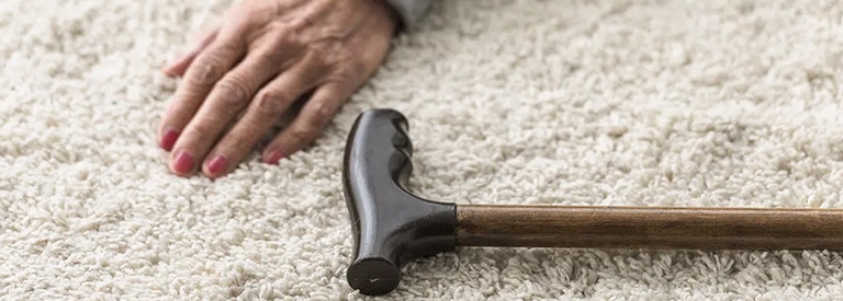 Las caídas en personas mayores incrementan la mortalidad En los mayores de 65 años 1 de cada 10 ingresos en urgencias por esta causa fallece a los 6 meses del alta